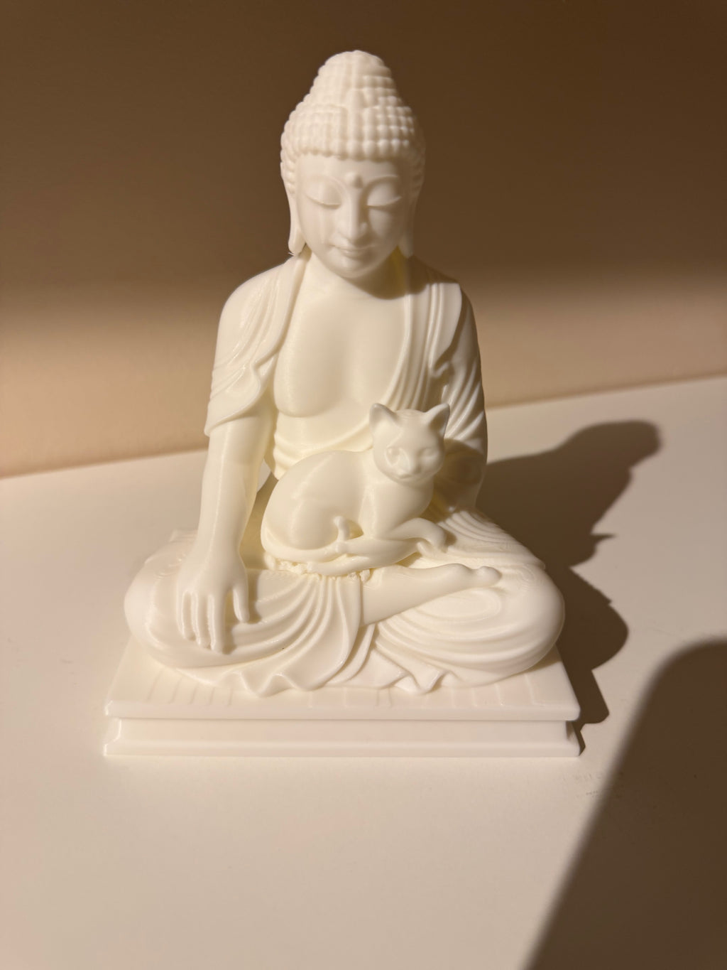 Statue Bouddha avec Chat – Sculpture Zen Imprimée en 3D – Décoration Spirituelle et Apaisante pour Maison