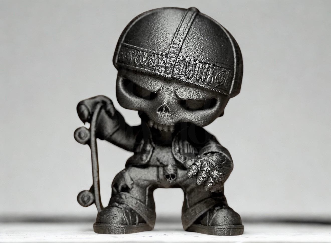 Skull Skateboard Sculpture – Street Art Decor – Skeleton Skater Figurine – 3D Printed Statue – Urban Decor – Unique Gift