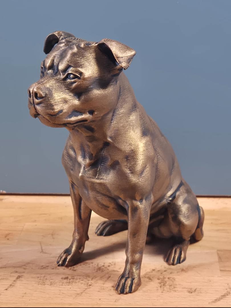 Statue chien Staffordshire Bull Terrier – Sculpture réaliste effet bronze – Décoration chien moderne – Objet déco 3D