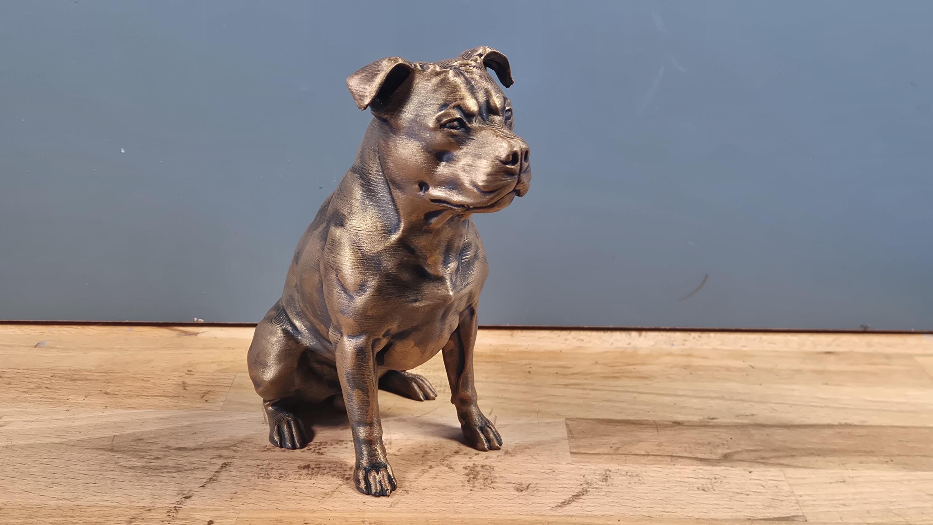 Statue chien Staffordshire Bull Terrier – Sculpture réaliste effet bronze – Décoration chien moderne – Objet déco 3D