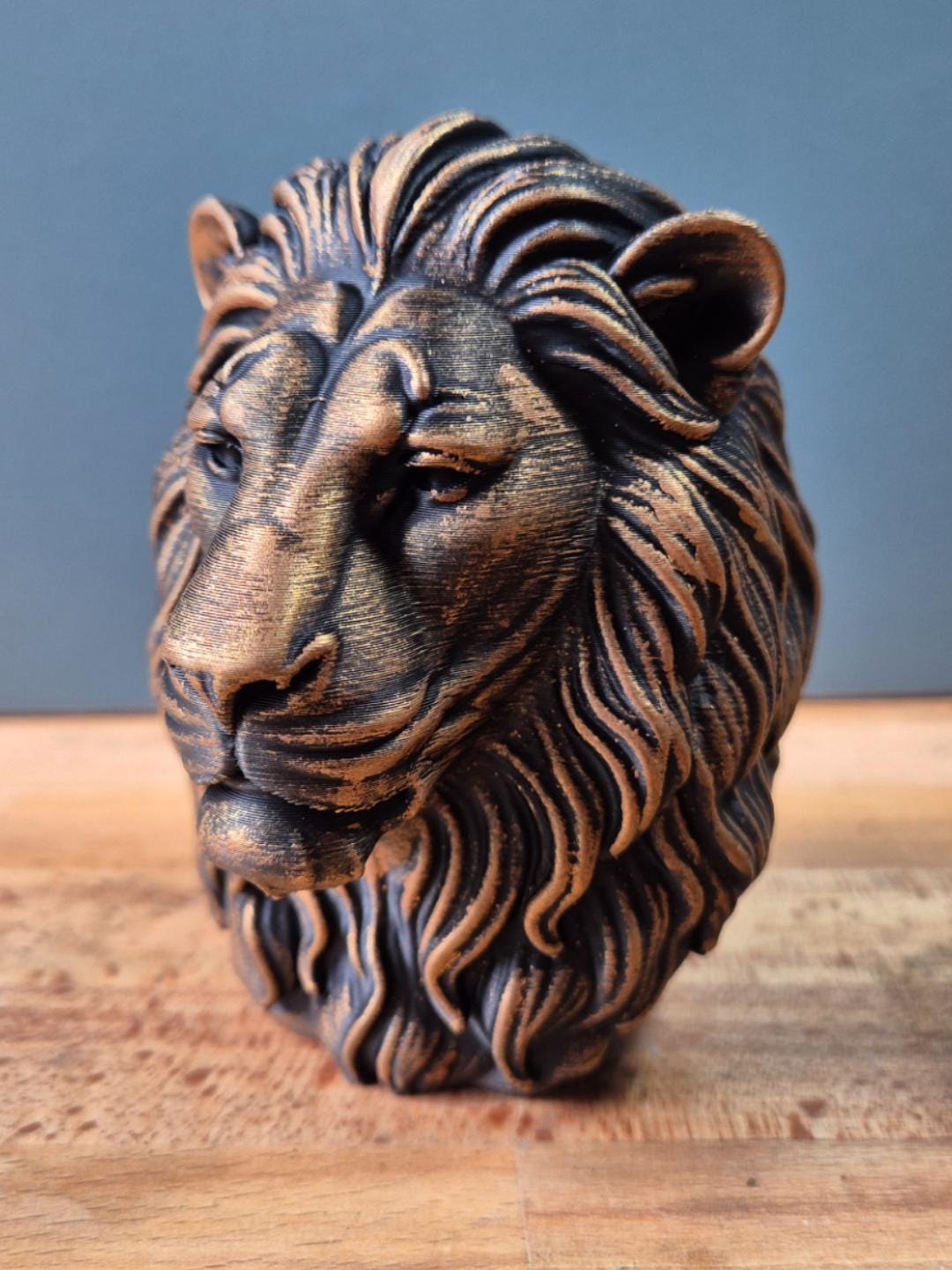 Buste lion réaliste – Statue lion effet bronze – Sculpture tête de lion – Décoration prestige moderne