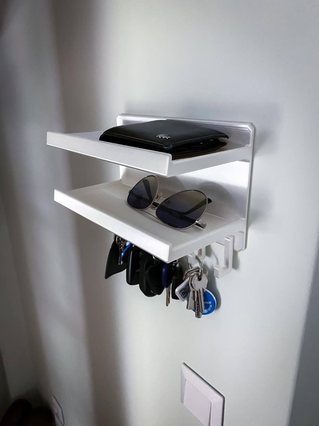 Porte Clés Mural avec Étagères – Organisateur d’Entrée Design – Vide Poche + Support Lunettes – Rangement Mural Moderne – Idée Cadeau Maison