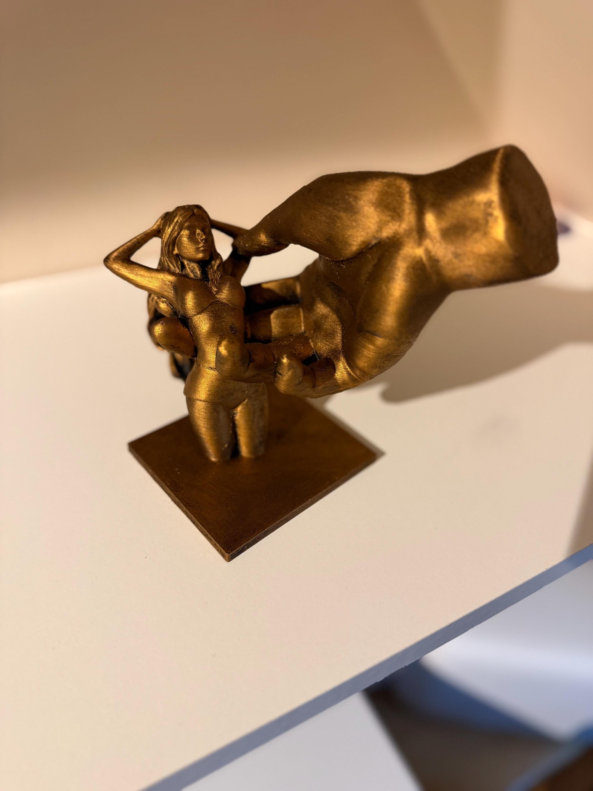 Statue artistique femme et main – Sculpture moderne sensuelle – Décoration design contemporaine – Art abstrait – Cadeau couple