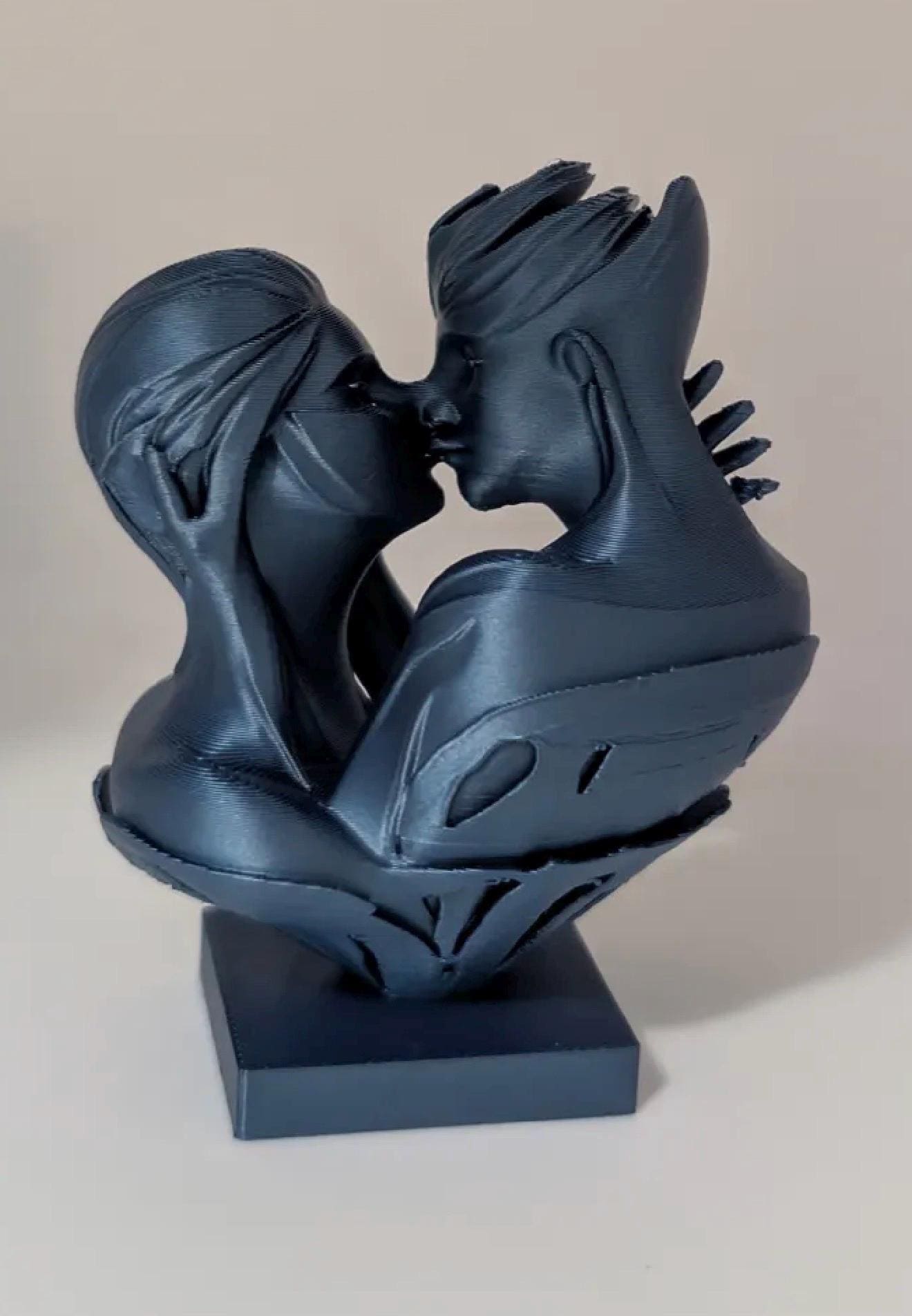 Sculpture Couple Moderne Noir – Statue Romantique Design en Impression 3D | Décoration Intérieure Élégante & Contemporaine