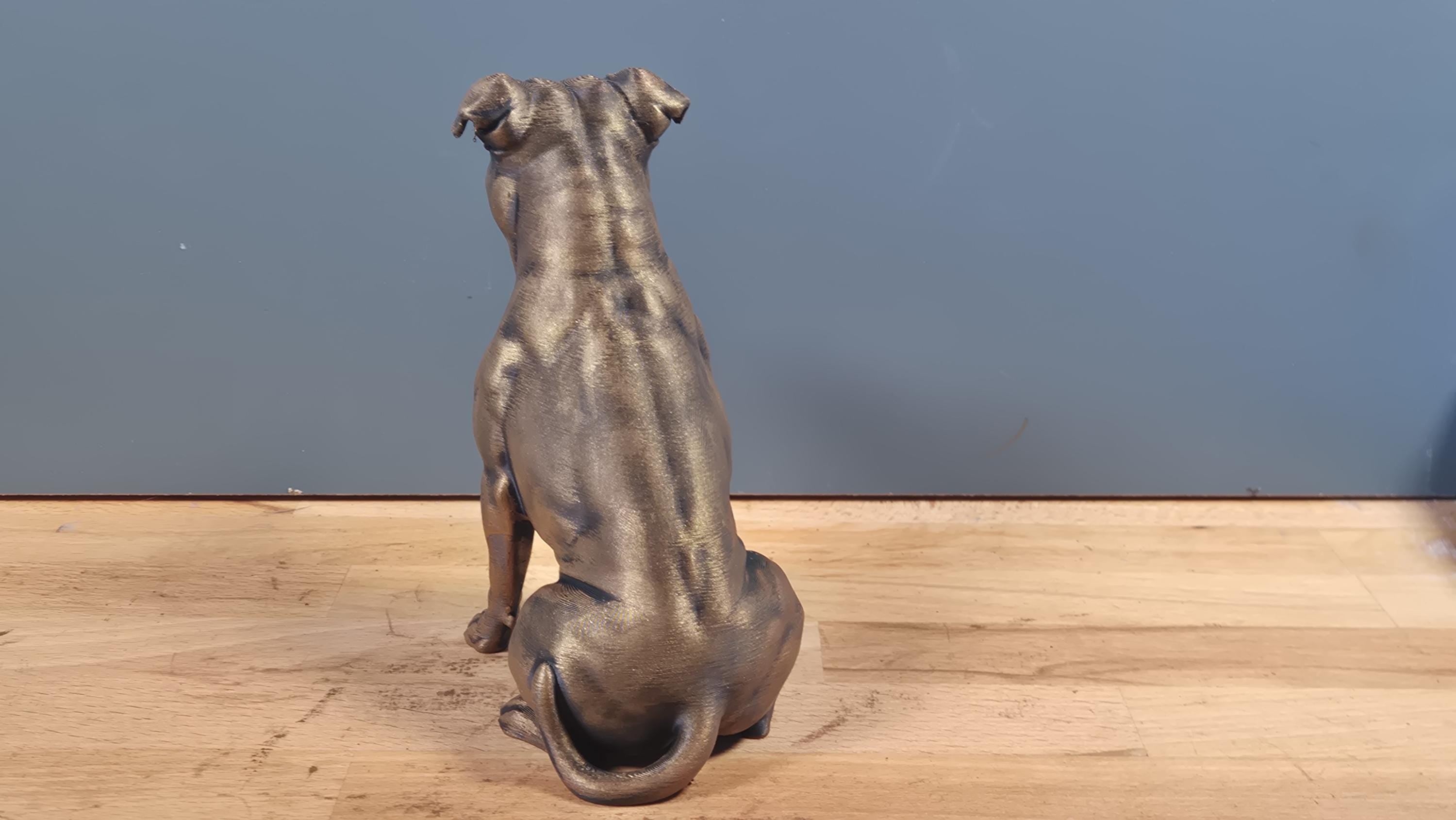 Statue chien Staffordshire Bull Terrier – Sculpture réaliste effet bronze – Décoration chien moderne – Objet déco 3D