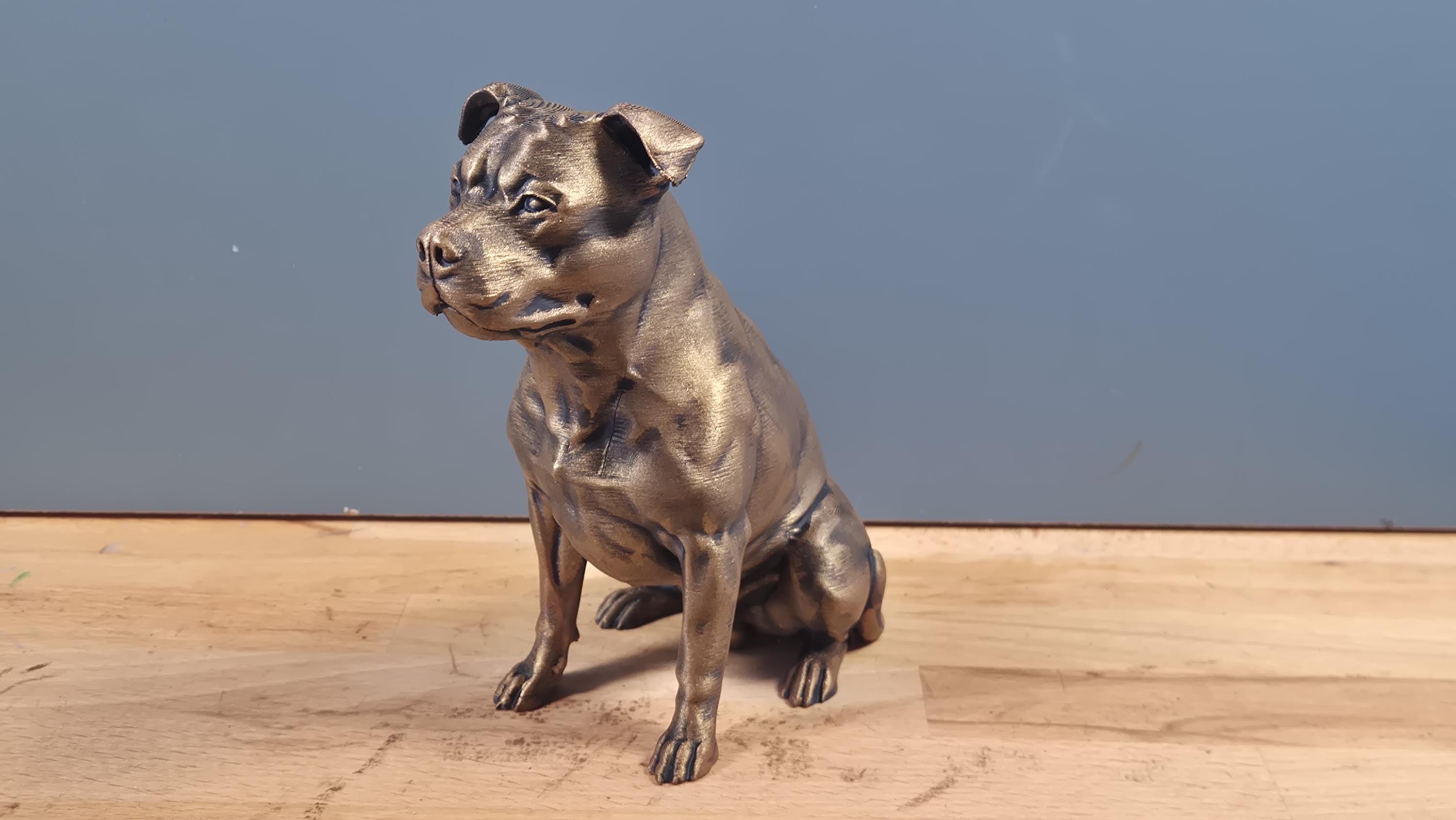 Statue chien Staffordshire Bull Terrier – Sculpture réaliste effet bronze – Décoration chien moderne – Objet déco 3D