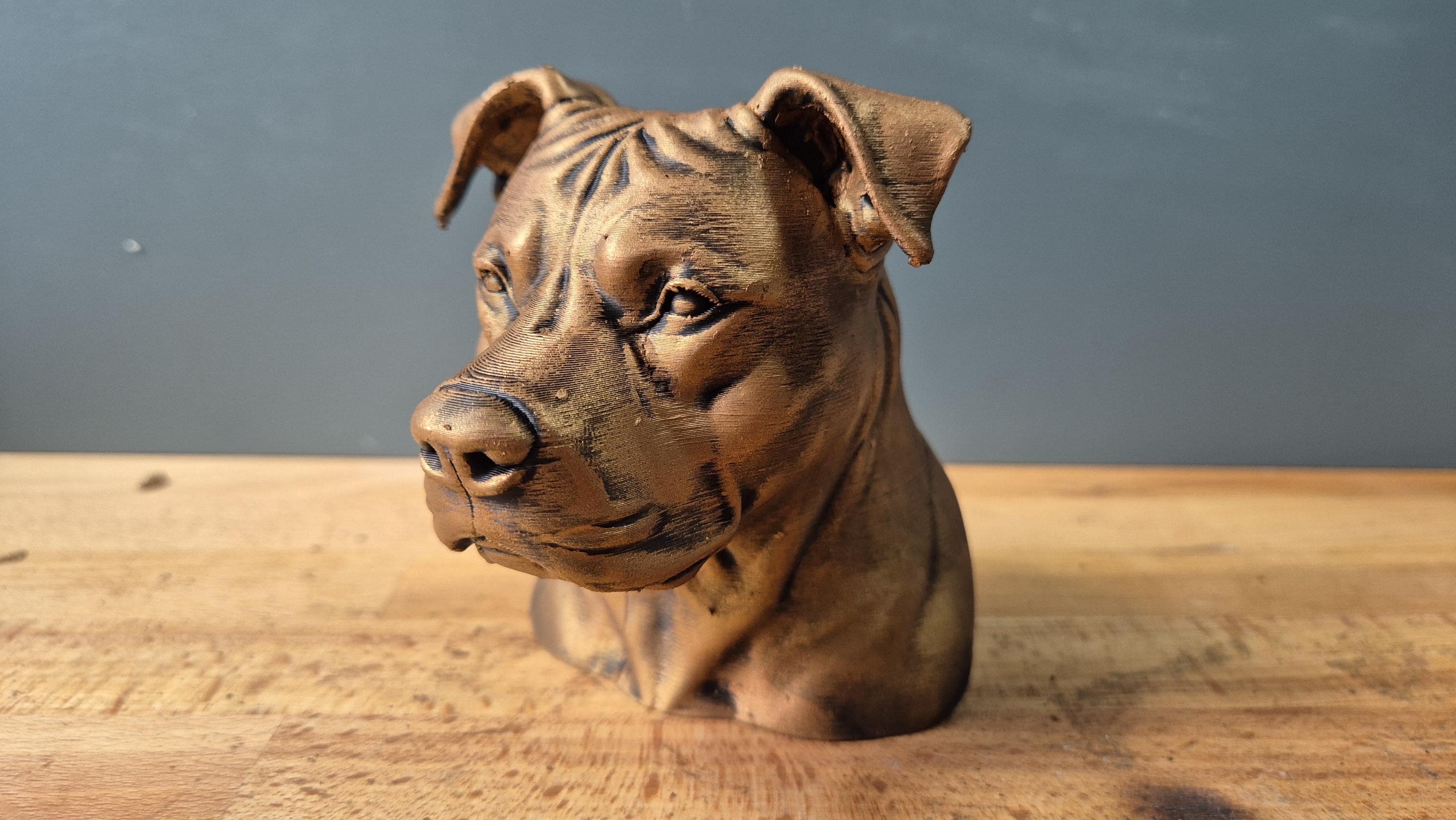 Buste de Pitbull Américain – Sculpture Moderne Personnalisée – Décoration Hommage à Votre Chien – Cadeau Unique pour Amoureux des Staffies