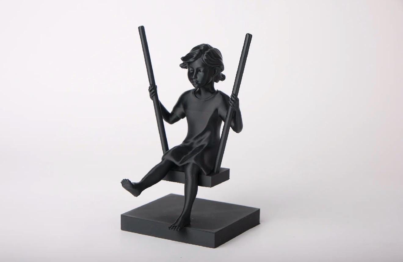 Statue enfant sur balançoire – Sculpture déco moderne – Objet décoratif minimaliste – Cadeau enfant / famille – Décoration intérieure