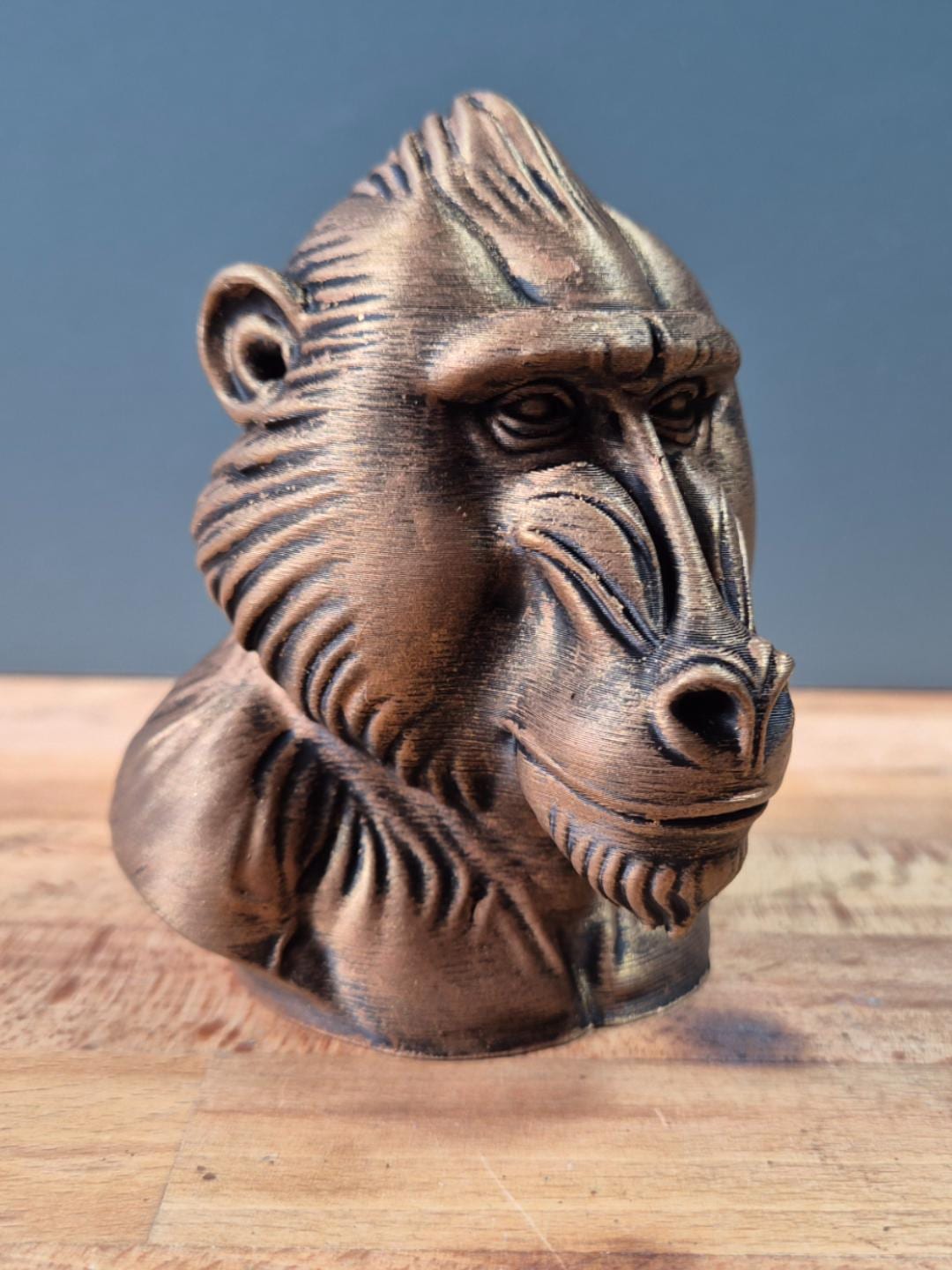 Tête de babouin décorative – Sculpture animale effet bronze – Statue singe moderne – Décoration intérieure originale – Objet déco design