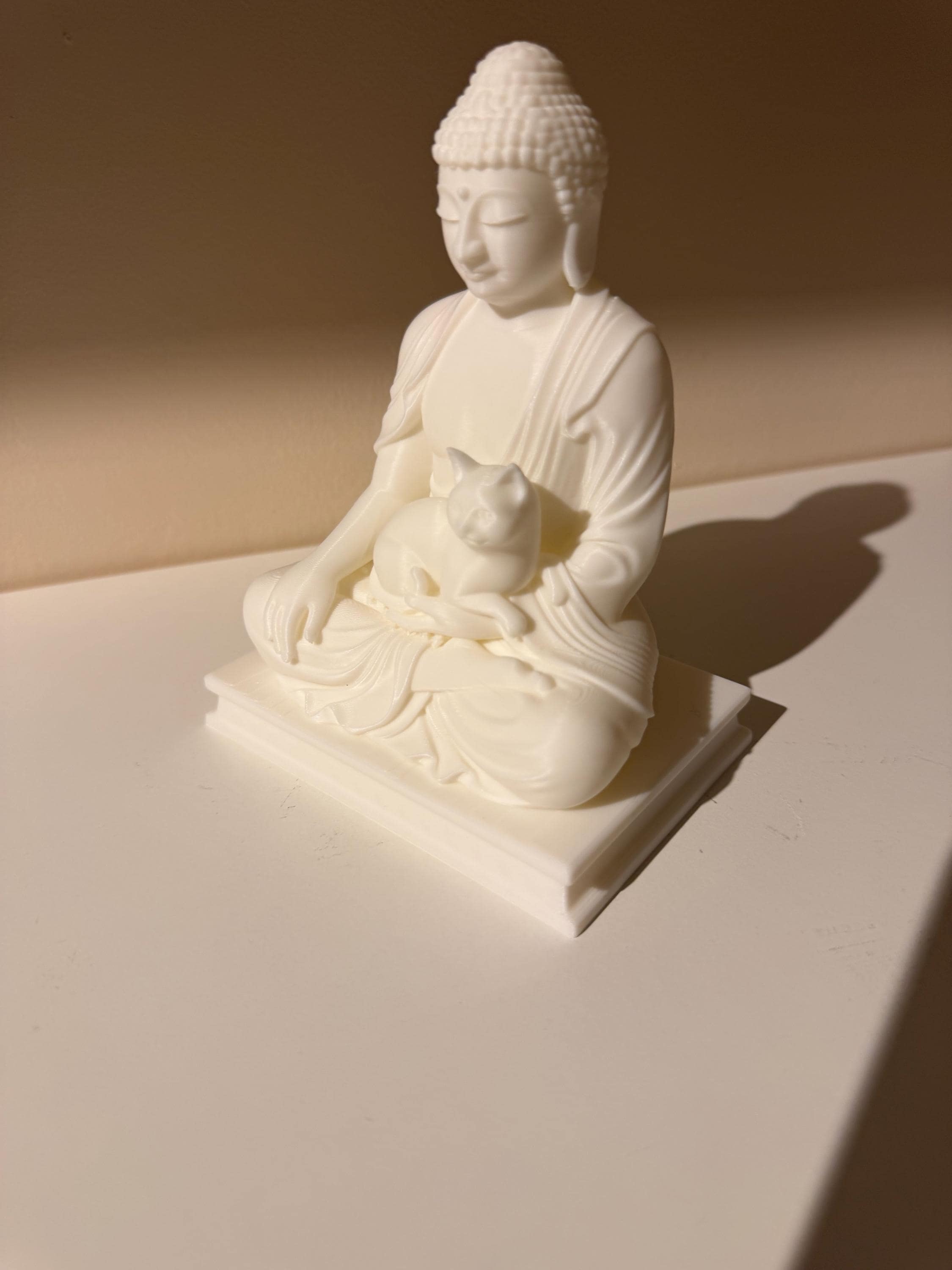 Statue Bouddha avec Chat – Sculpture Zen Imprimée en 3D – Décoration Spirituelle et Apaisante pour Maison