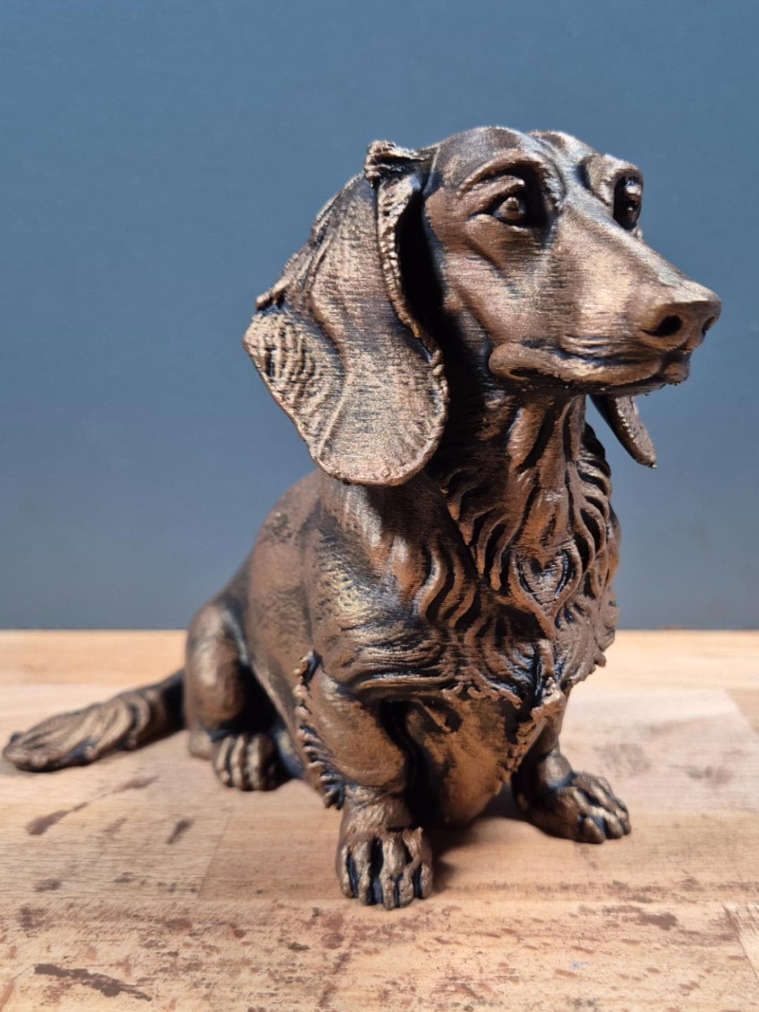 Statue Teckel à Poil Long Bronze Antique – Sculpture Chien Imprimée en 3D – Figurine Décorative – Cadeau pour Amoureux des Teckels