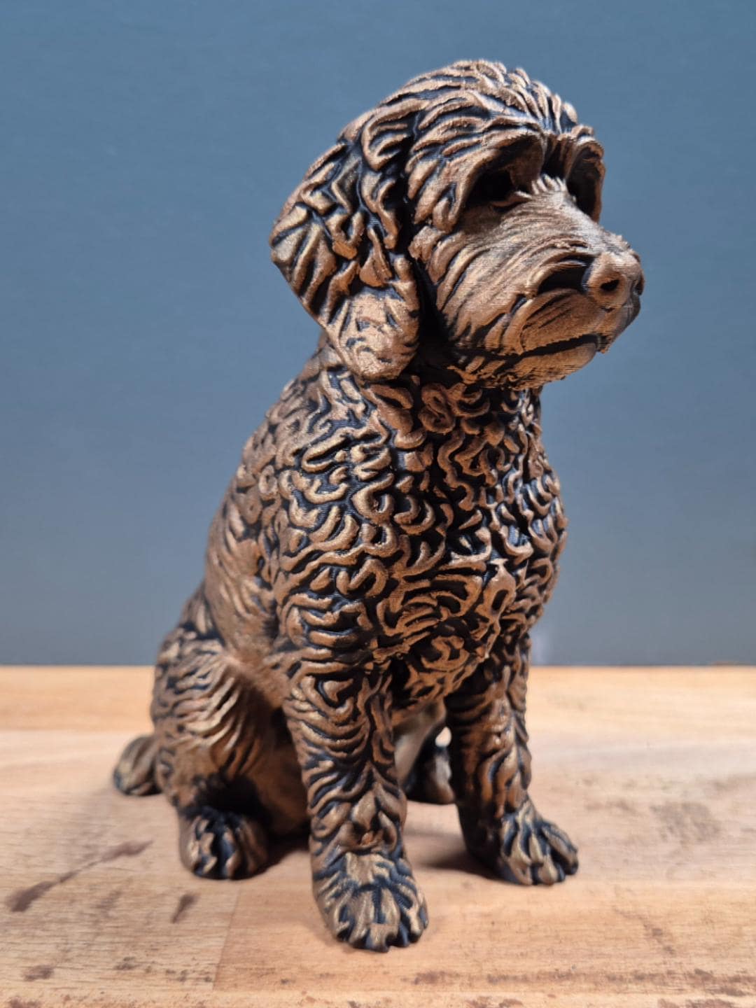 Statue Goldendoodle en impression 3D – Chien décoratif effet bronze – Idée cadeau pour amoureux des chiens