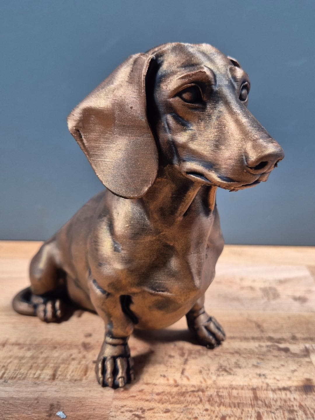 Statue Teckel en impression 3D – Chien décoratif effet bronze – Cadeau pour amoureux des Dachshunds