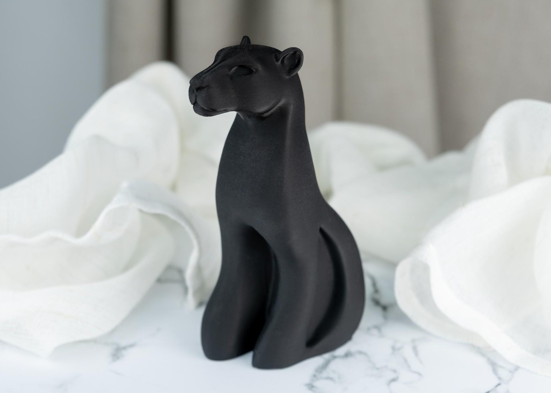 Panthère Noire Élégante – Sculpture Moderne Minimaliste