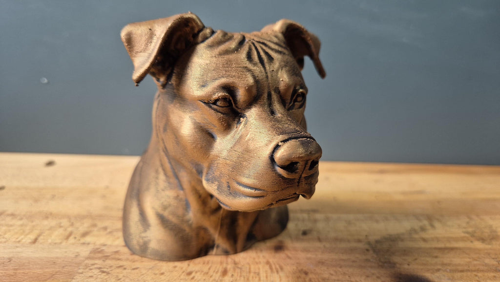 Buste de Pitbull Américain – Sculpture Moderne Personnalisée – Décoration Hommage à Votre Chien – Cadeau Unique pour Amoureux des Staffies