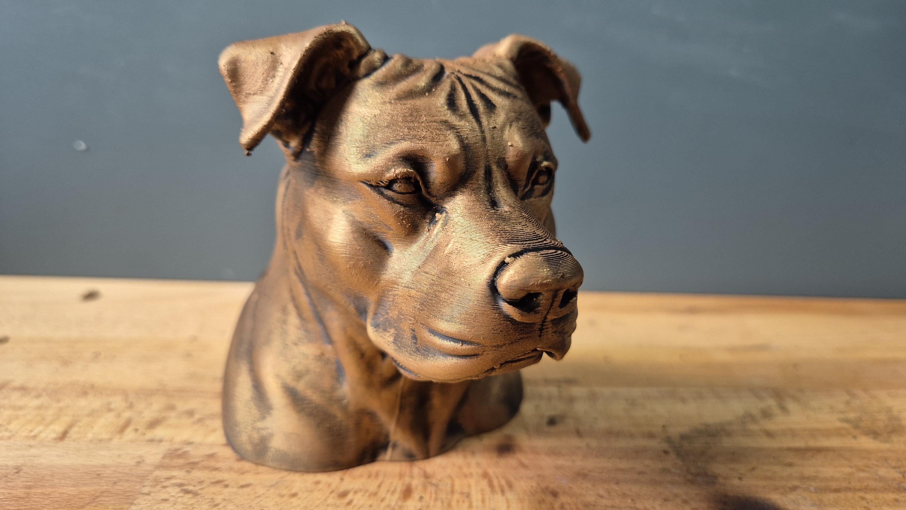 Buste de Pitbull Américain – Sculpture Moderne Personnalisée – Décoration Hommage à Votre Chien – Cadeau Unique pour Amoureux des Staffies