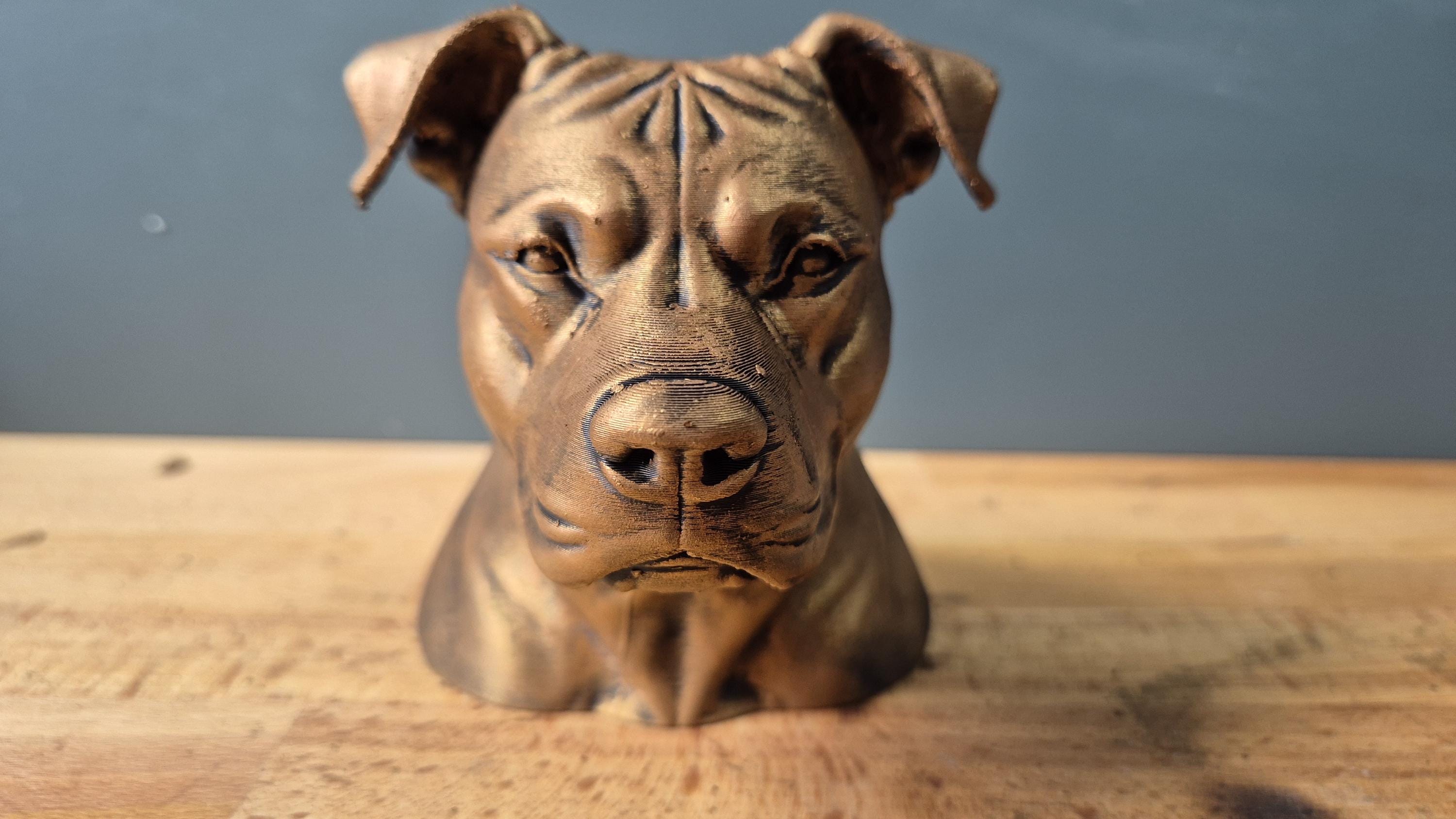 Buste de Pitbull Américain – Sculpture Moderne Personnalisée – Décoration Hommage à Votre Chien – Cadeau Unique pour Amoureux des Staffies