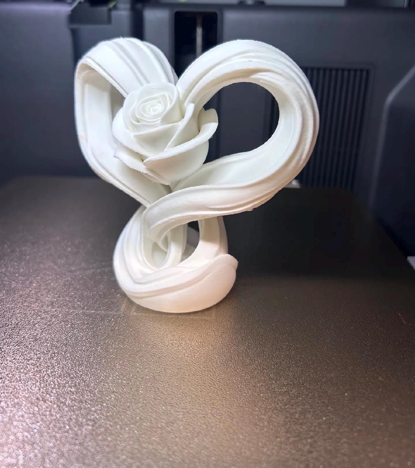 Rose Éternelle en Cœur – Sculpture Romantique Imprimée en 3D