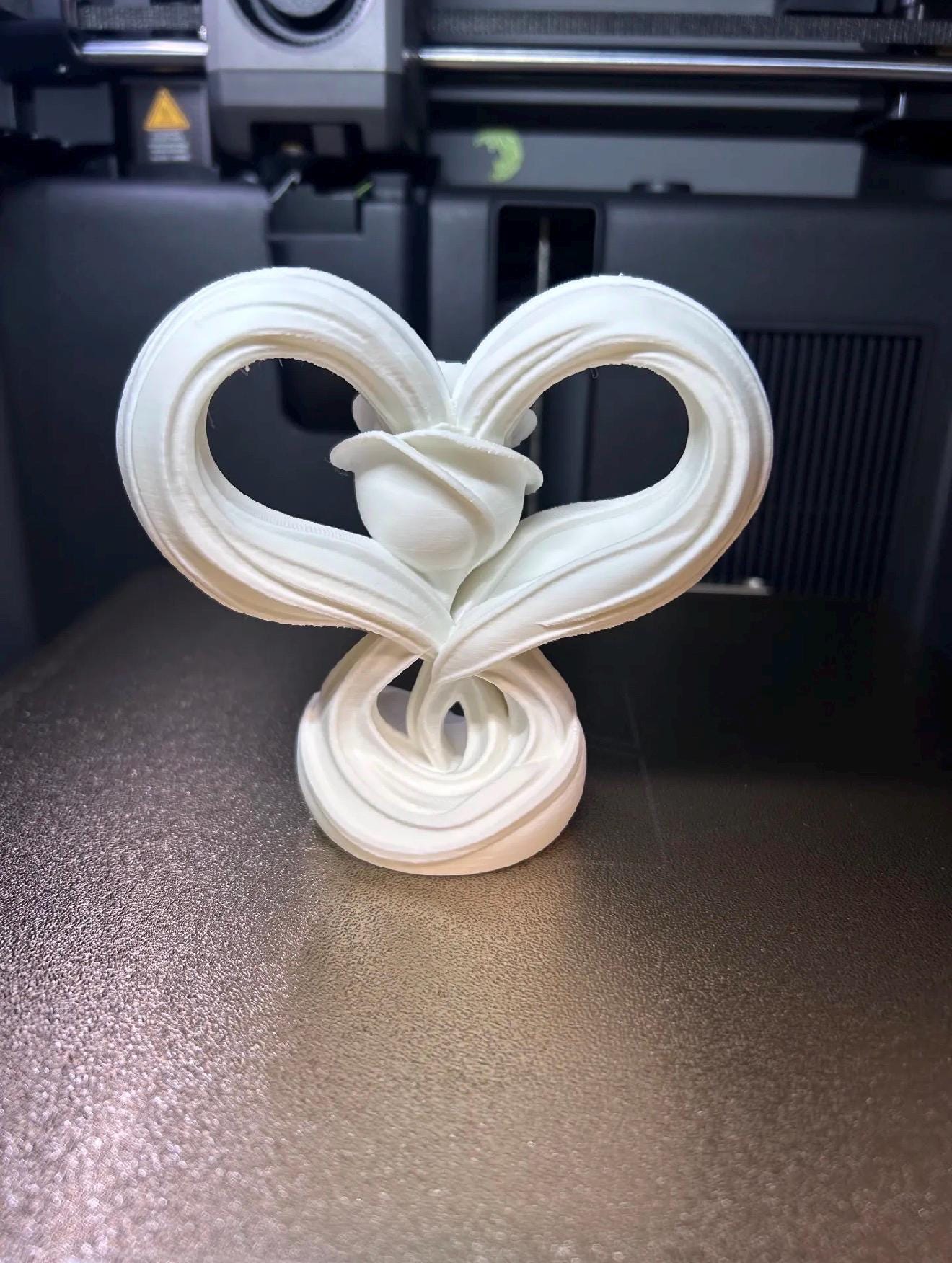 Rose Éternelle en Cœur – Sculpture Romantique Imprimée en 3D