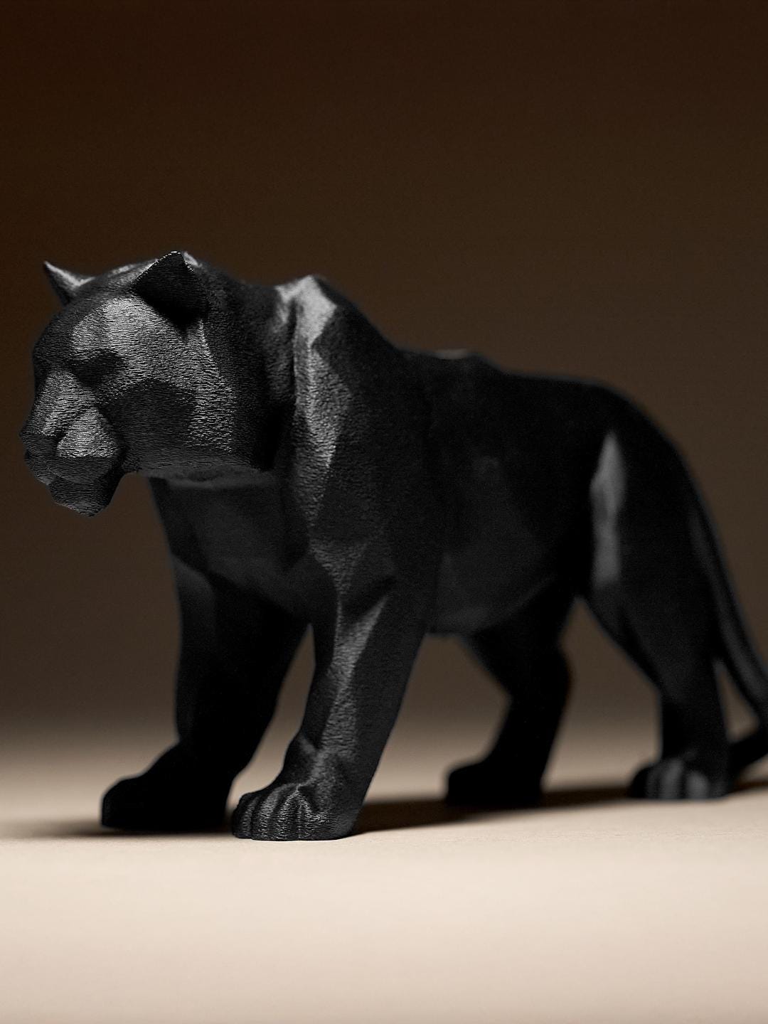 Tigre Géométrique Noir – Sculpture Moderne Low Poly – Décoration Félin Sauvage – Statue Design Contemporain – Impression 3D