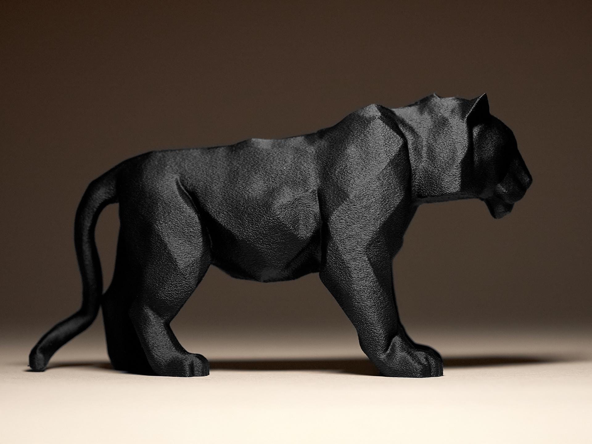 Tigre Géométrique Noir – Sculpture Moderne Low Poly – Décoration Félin Sauvage – Statue Design Contemporain – Impression 3D