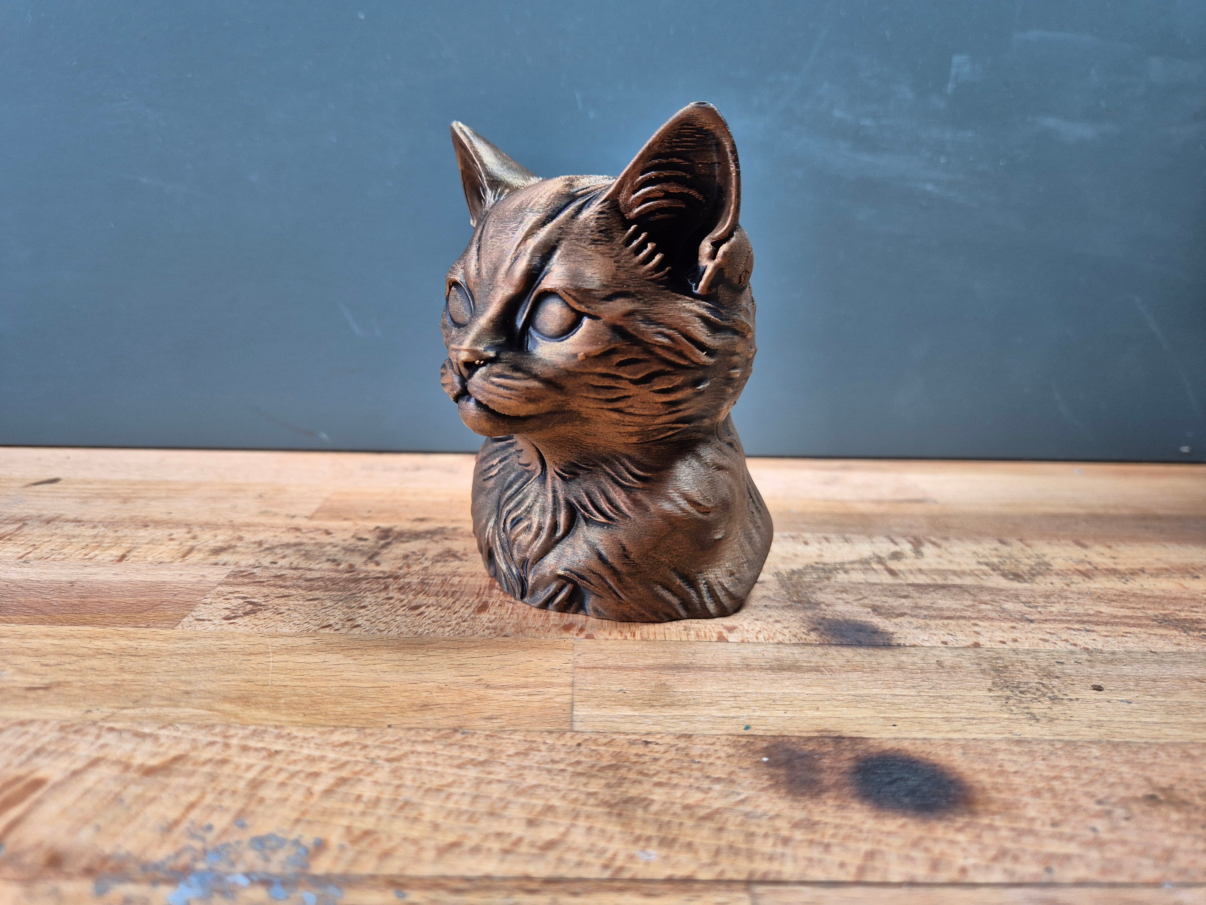 Buste de Chat Décoratif Imprimé en 3D – Statue Féline Effet Bronze – Sculpture Moderne – Cadeau Original pour Amoureux des Chats